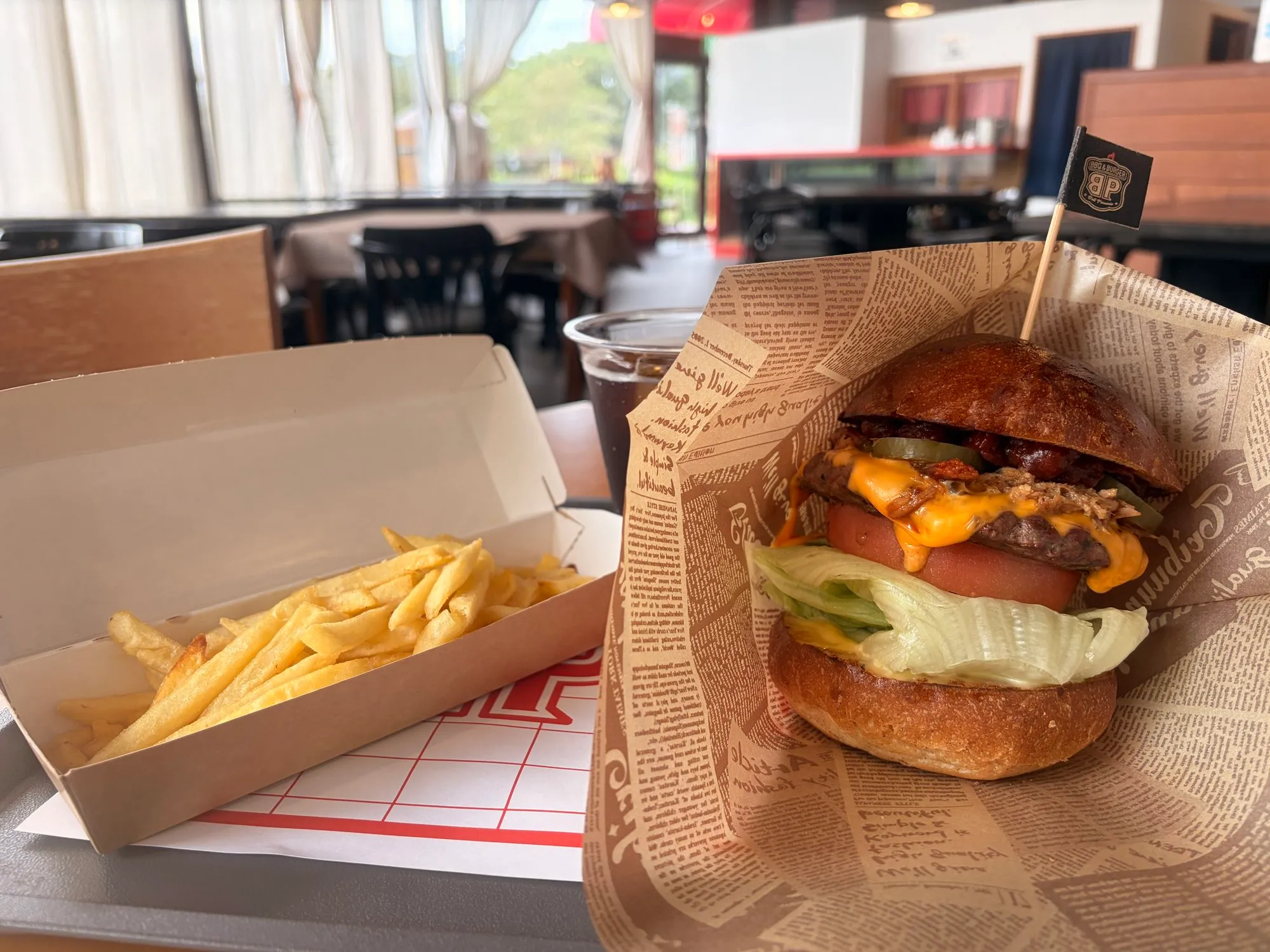 BBQ&Burger BPの客席とハンバーガー